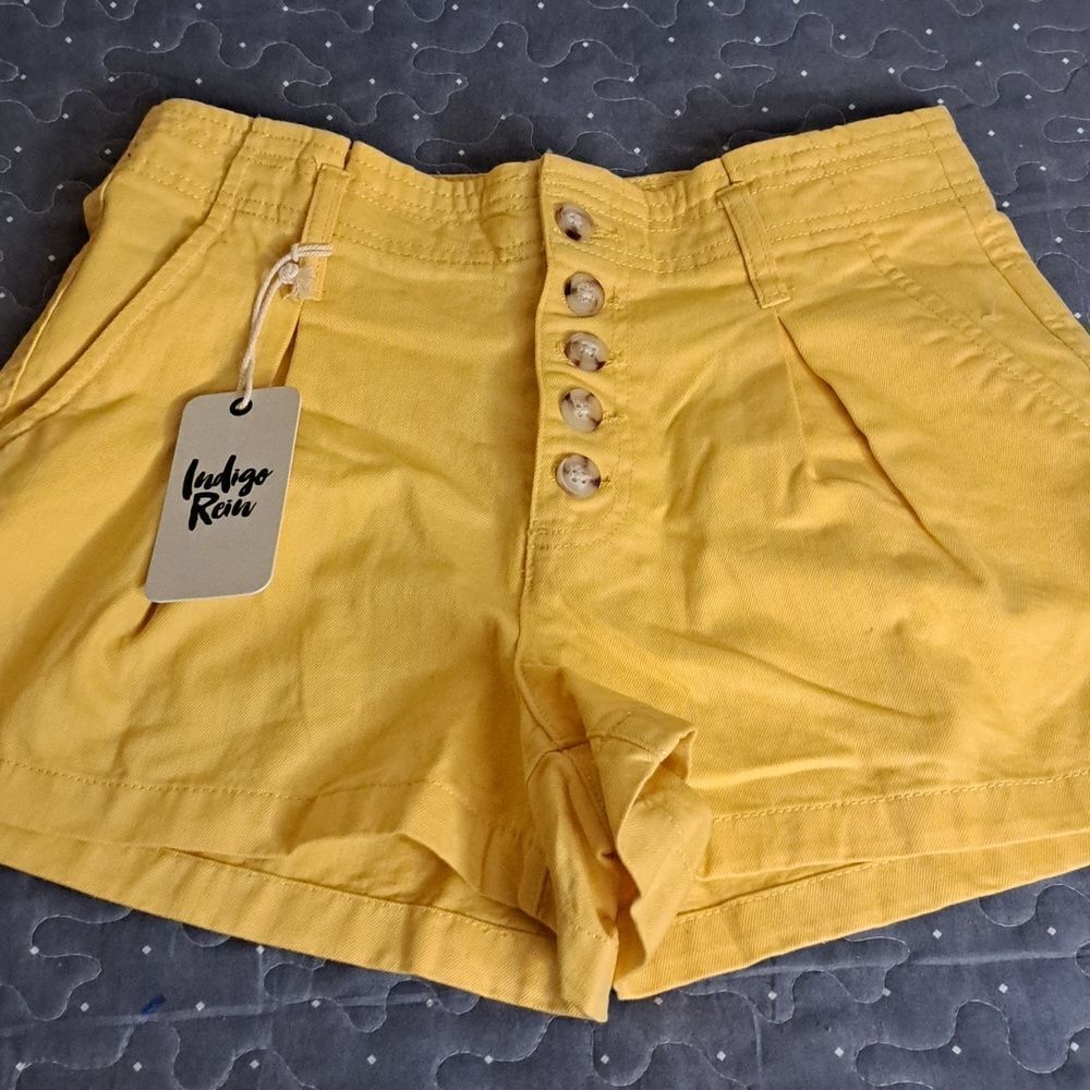 Indigo Rein yellow button up shorts size 9 NWT